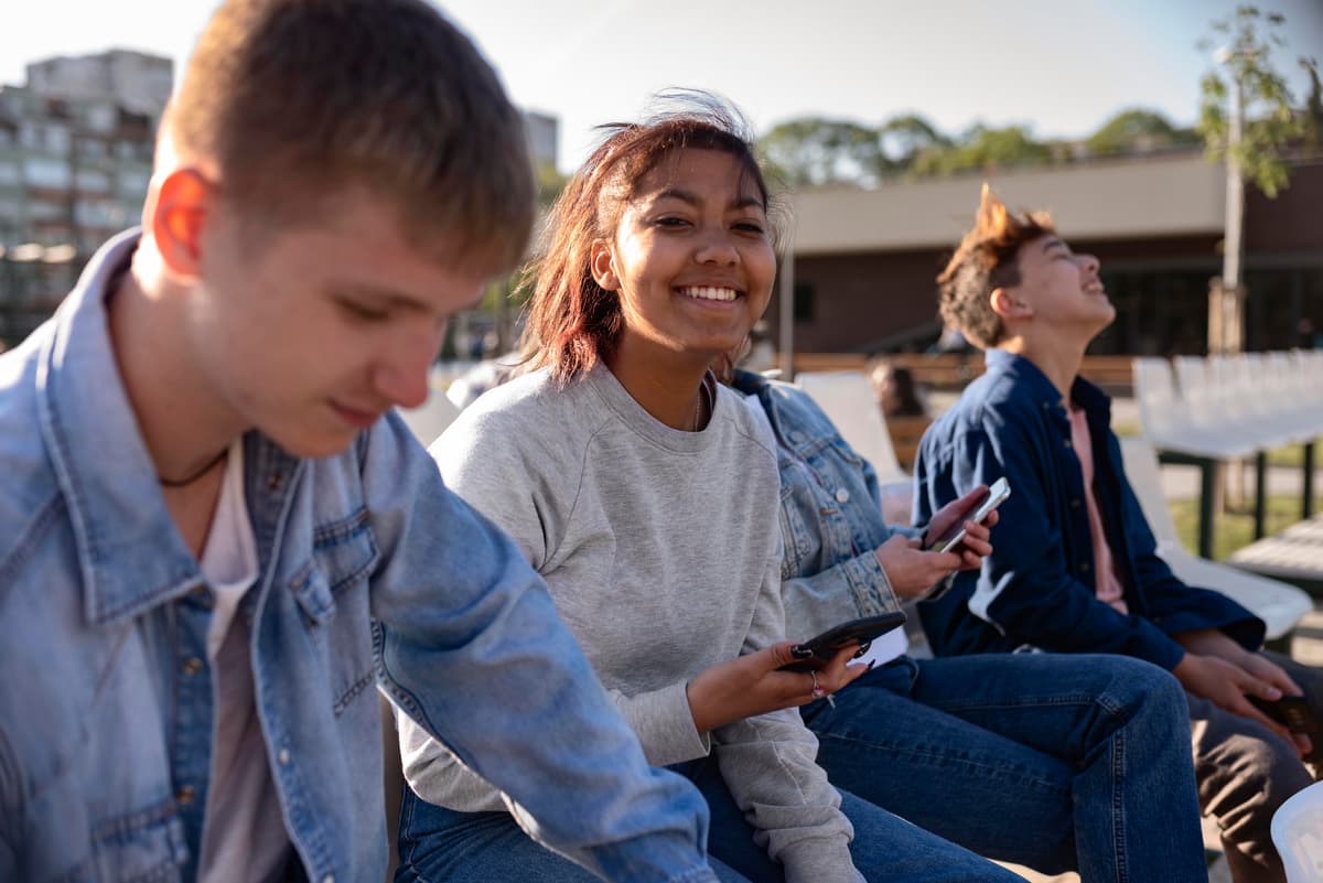 Junge Menschen im schulischen Alltag als Symbol für Teilhabe an Bildung