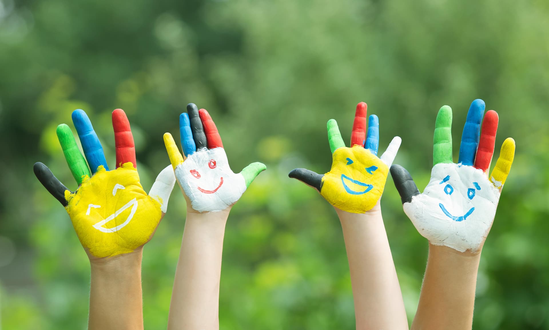 Bunt bemalte Kinderhaende als Symbol fuer Beteiligung und aktive Teilhabe