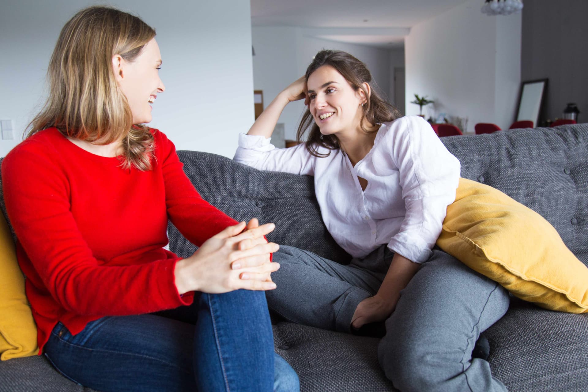Gespräch auf dem Sofa